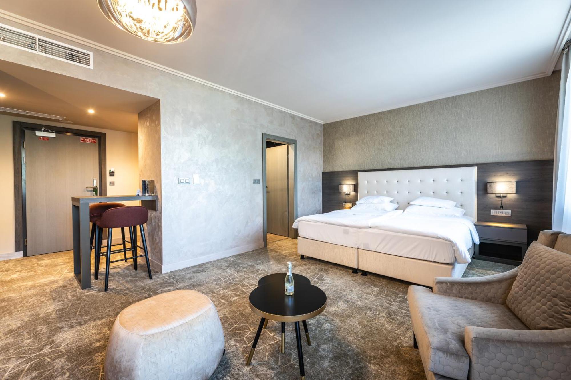 Hotel Europa Komárno Dış mekan fotoğraf